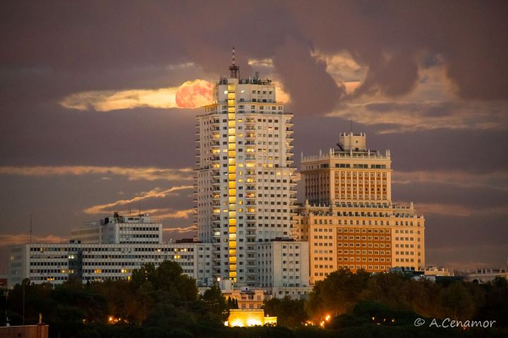 Red full moon in the Plaza Spain